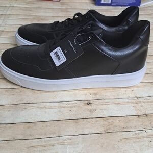 No Boundaries Black Sneakers with White Sole and Low-Top Design
